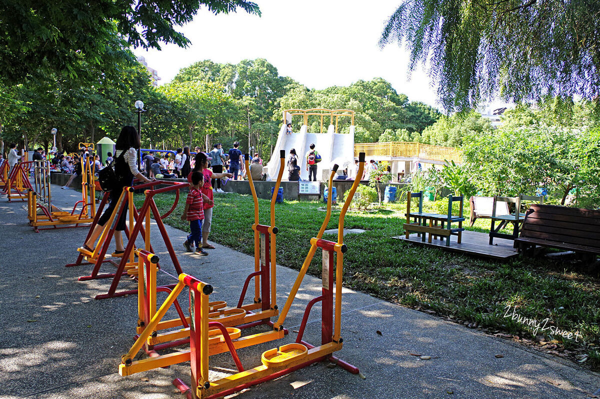 新北特色公園》中和四號公園｜八二三紀念公園 共融遊戲場～超級大沙坑 x 兩座攀爬石頭滑梯 x 多種共融鞦韆～新北市中和永和最讚的免費遛小孩好去處｜捷運永安市場站｜共融公園｜特色滑梯｜免費景點 @兔兒毛毛姊妹花