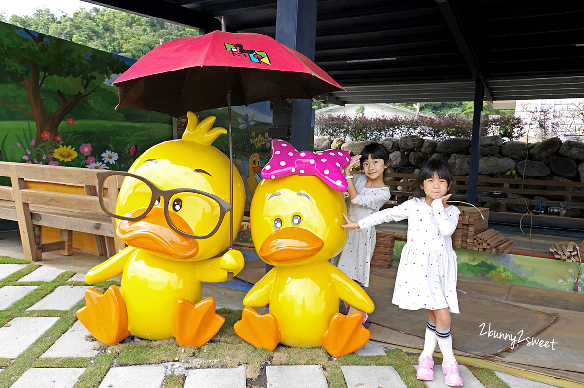 宜蘭親子景點》甲鳥園～來去好好拍清水模高級鴨鴨豪宅 餵鴨鴨、做 DIY、吃鴨蛋糕和滷鴨蛋～宜蘭礁溪遛小孩好去處｜室內景點｜雨天景點 @兔兒毛毛姊妹花