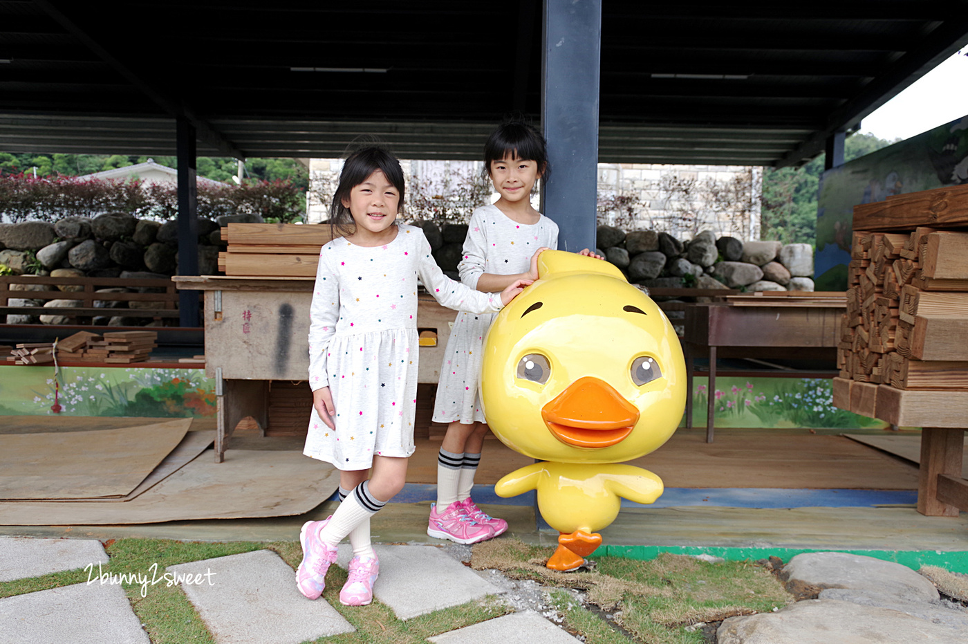 宜蘭親子景點》甲鳥園～來去好好拍清水模高級鴨鴨豪宅 餵鴨鴨、做 DIY、吃鴨蛋糕和滷鴨蛋～宜蘭礁溪遛小孩好去處｜室內景點｜雨天景點 @兔兒毛毛姊妹花