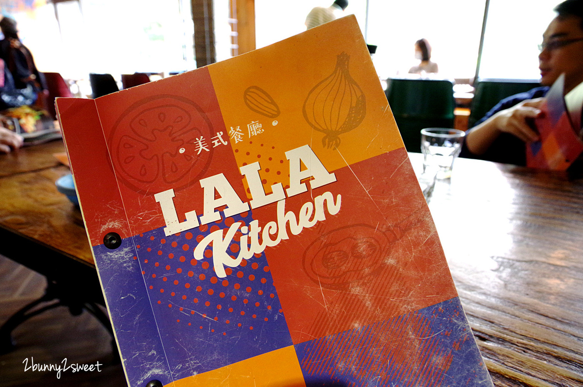 [桃園。親子餐廳] LALA Kitchen 新美式餐廳 中大店～決明子沙坑 mix 印地安帳棚，傳統美國南方菜混搭新美式料理～中央大學內服務好、氣氛棒、餐點美味的親子餐廳｜室內景點｜雨天景點 @兔兒毛毛姊妹花