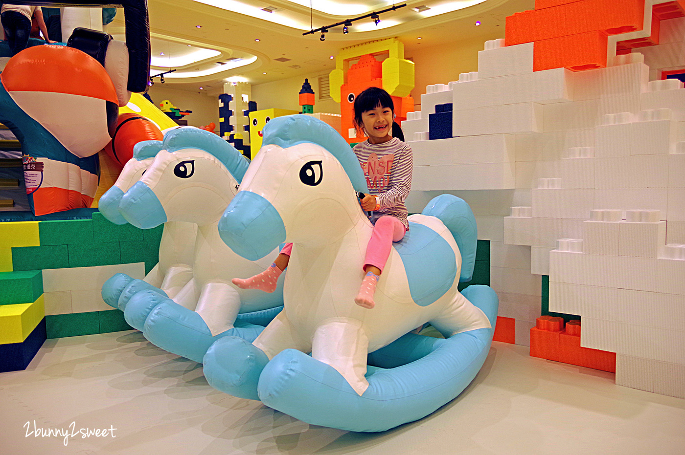 [台北。室內樂園] Kid&#8217;s 建築樂園 悠遊島 動物狂歡季~遙遙犀大碗公氣墊床、寄居蟹溜滑梯、夢幻白沙灘、天鵝球池～全台最大巨型積木動物園 @ 台北新光三越南西一館｜室內景點｜雨天景點｜捷運中山站 @兔兒毛毛姊妹花