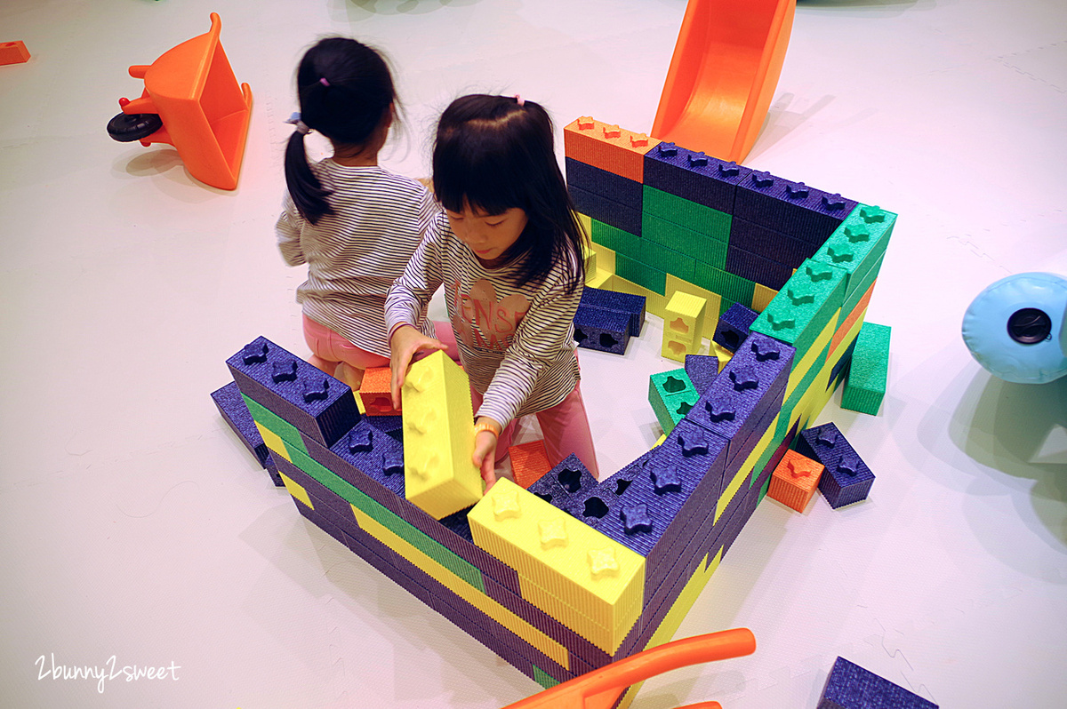 [台北。室內樂園] Kid&#8217;s 建築樂園 悠遊島 動物狂歡季~遙遙犀大碗公氣墊床、寄居蟹溜滑梯、夢幻白沙灘、天鵝球池～全台最大巨型積木動物園 @ 台北新光三越南西一館｜室內景點｜雨天景點｜捷運中山站 @兔兒毛毛姊妹花