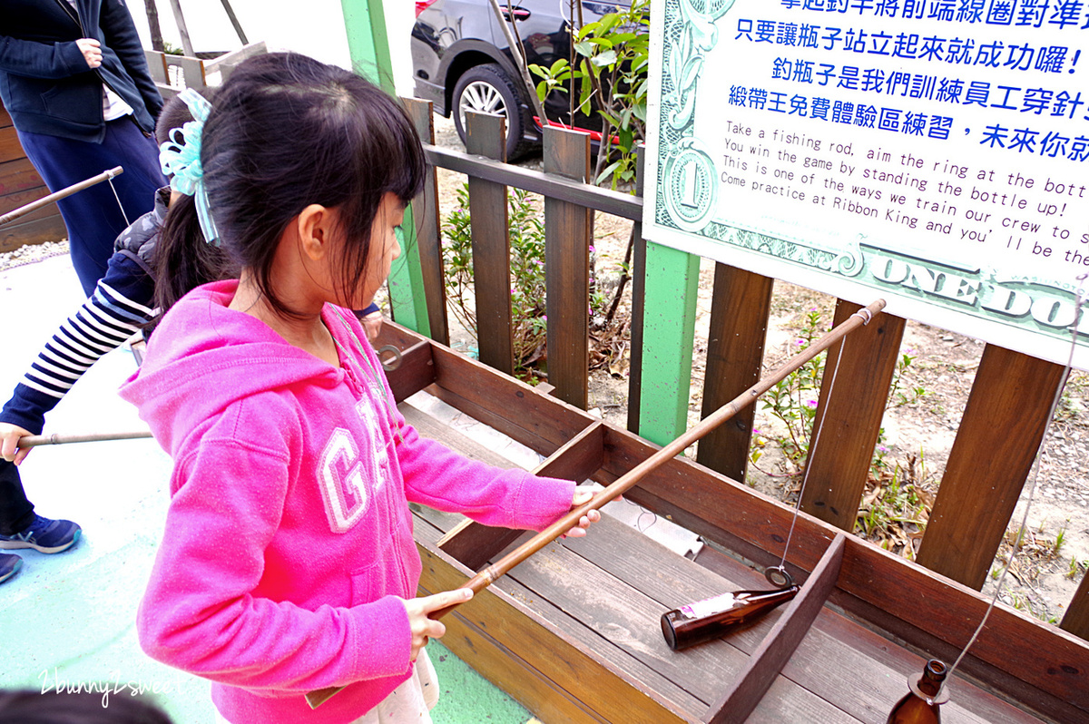 彰化親子景點》緞帶王觀光工廠~彩虹步道拍網美照、玩古早味童玩 x 觀光工廠玩染緞帶、綁緞帶、緞帶拉花 DIY～彰化鹿港好拍又好逛的免費景點｜觀光工廠｜室內景點｜雨天景點 @兔兒毛毛姊妹花