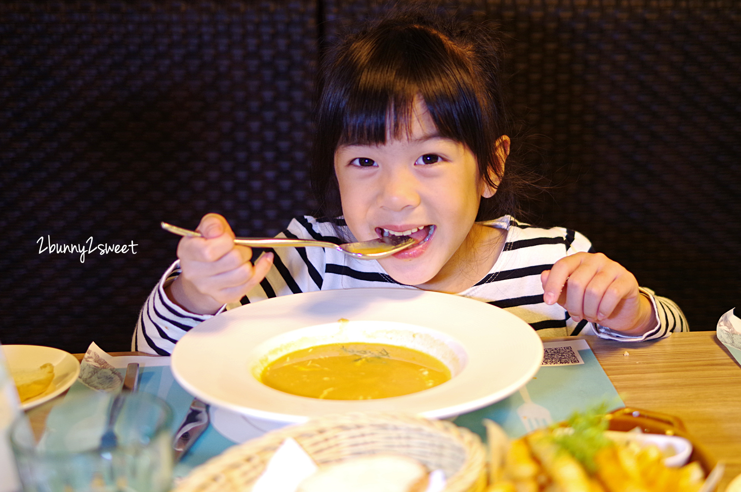 [台北。美食] 微笑餐桌 SMILE TABLE～天然海水飼養活龍蝦 x 乾式熟成美國自然牛肋眼～民生社區適合約會、聚餐、親子用餐的美味西餐廳｜松山區美食 @兔兒毛毛姊妹花