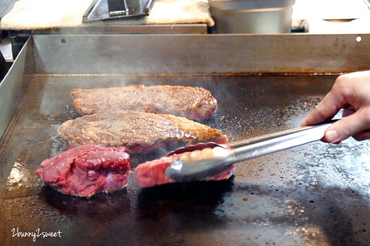 [台北。美食] TOTSUZEN STEAK~高 C/P 值濕式熟成美國 prime, choice 牛排速食店，現切現煎、以克計價，立食、自行回收餐盤還能打折!!｜捷運板南線美食｜忠孝敦化站美食｜立吞牛排 @兔兒毛毛姊妹花