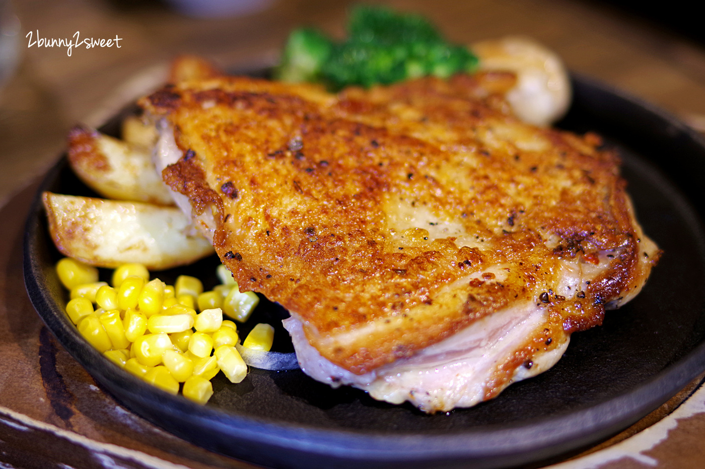 [台北。美食] TOTSUZEN STEAK~高 C/P 值濕式熟成美國 prime, choice 牛排速食店，現切現煎、以克計價，立食、自行回收餐盤還能打折!!｜捷運板南線美食｜忠孝敦化站美食｜立吞牛排 @兔兒毛毛姊妹花