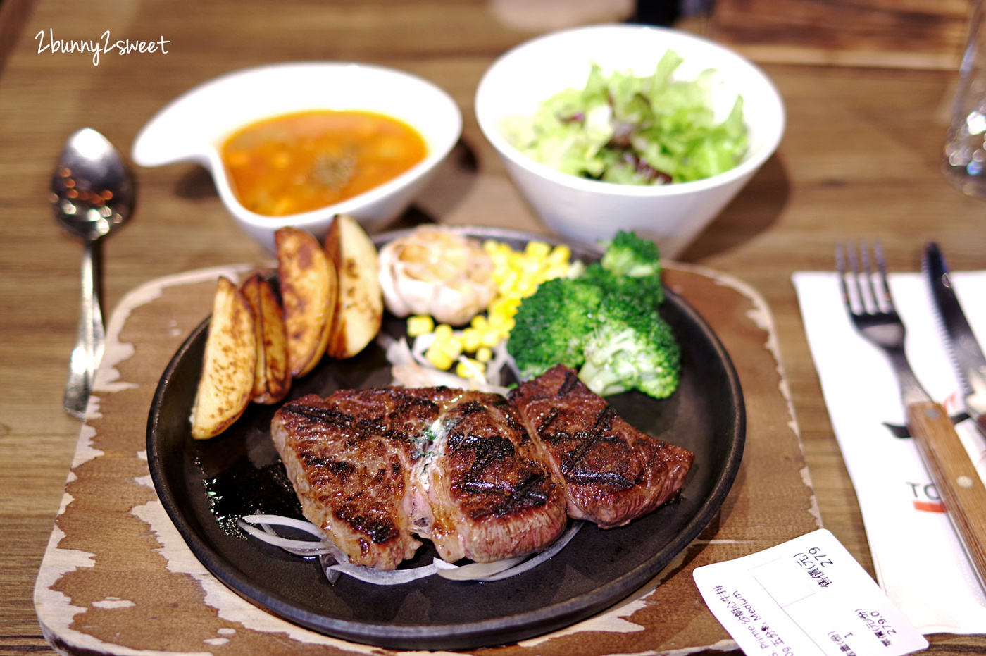 [台北。美食] TOTSUZEN STEAK~高 C/P 值濕式熟成美國 prime, choice 牛排速食店，現切現煎、以克計價，立食、自行回收餐盤還能打折!!｜捷運板南線美食｜忠孝敦化站美食｜立吞牛排 @兔兒毛毛姊妹花