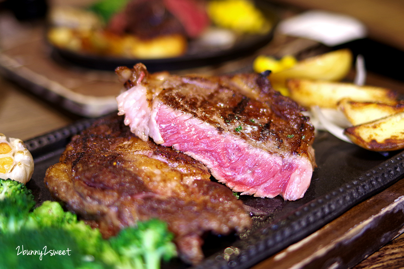 [台北。美食] TOTSUZEN STEAK~高 C/P 值濕式熟成美國 prime, choice 牛排速食店，現切現煎、以克計價，立食、自行回收餐盤還能打折!!｜捷運板南線美食｜忠孝敦化站美食｜立吞牛排 @兔兒毛毛姊妹花