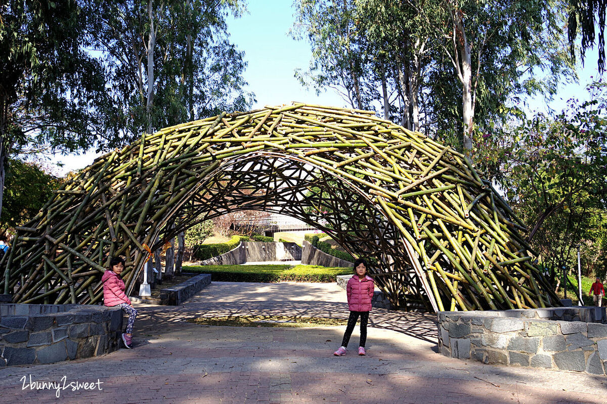 [台中。特色公園] 文心森林公園全新大沙坑木質遊戲區～木珠滑梯、伸縮木樁、搖擺平衡木、超大沙坑…刺激感官、訓練體能、啟發心智的十二感官遊樂設施特別又好玩!!｜親子景點｜免費景點 @兔兒毛毛姊妹花