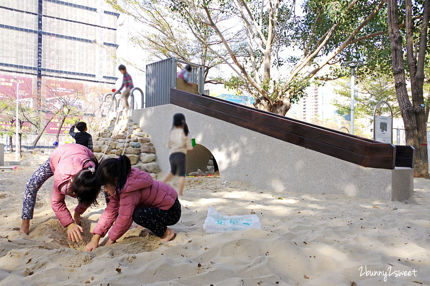 [台中。特色公園] 文心森林公園全新大沙坑木質遊戲區～木珠滑梯、伸縮木樁、搖擺平衡木、超大沙坑…刺激感官、訓練體能、啟發心智的十二感官遊樂設施特別又好玩!!｜親子景點｜免費景點 @兔兒毛毛姊妹花