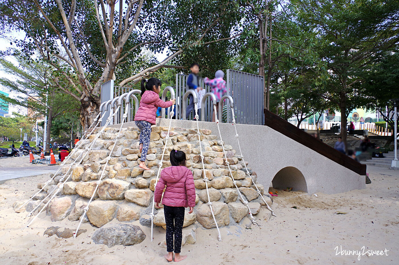 [台中。特色公園] 文心森林公園全新大沙坑木質遊戲區～木珠滑梯、伸縮木樁、搖擺平衡木、超大沙坑…刺激感官、訓練體能、啟發心智的十二感官遊樂設施特別又好玩!!｜親子景點｜免費景點 @兔兒毛毛姊妹花