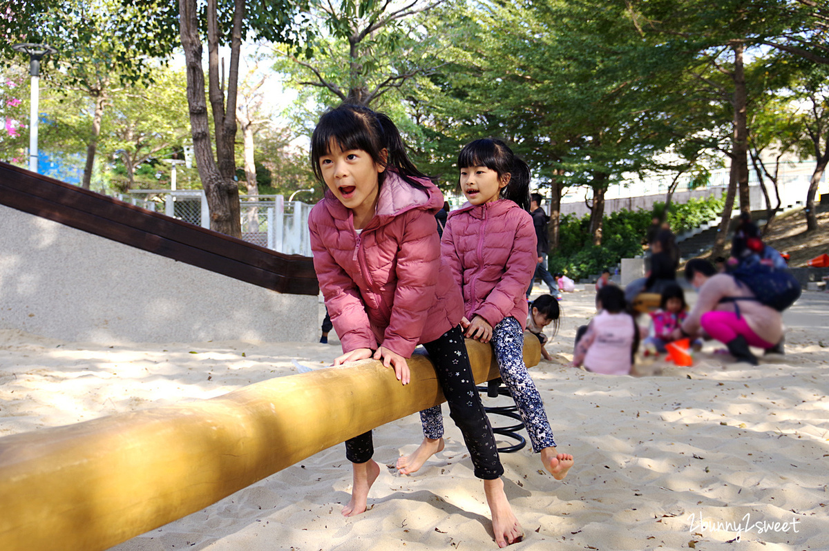 [台中。特色公園] 文心森林公園全新大沙坑木質遊戲區～木珠滑梯、伸縮木樁、搖擺平衡木、超大沙坑…刺激感官、訓練體能、啟發心智的十二感官遊樂設施特別又好玩!!｜親子景點｜免費景點 @兔兒毛毛姊妹花