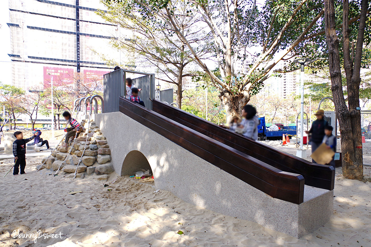 [台中。特色公園] 文心森林公園全新大沙坑木質遊戲區～木珠滑梯、伸縮木樁、搖擺平衡木、超大沙坑…刺激感官、訓練體能、啟發心智的十二感官遊樂設施特別又好玩!!｜親子景點｜免費景點 @兔兒毛毛姊妹花