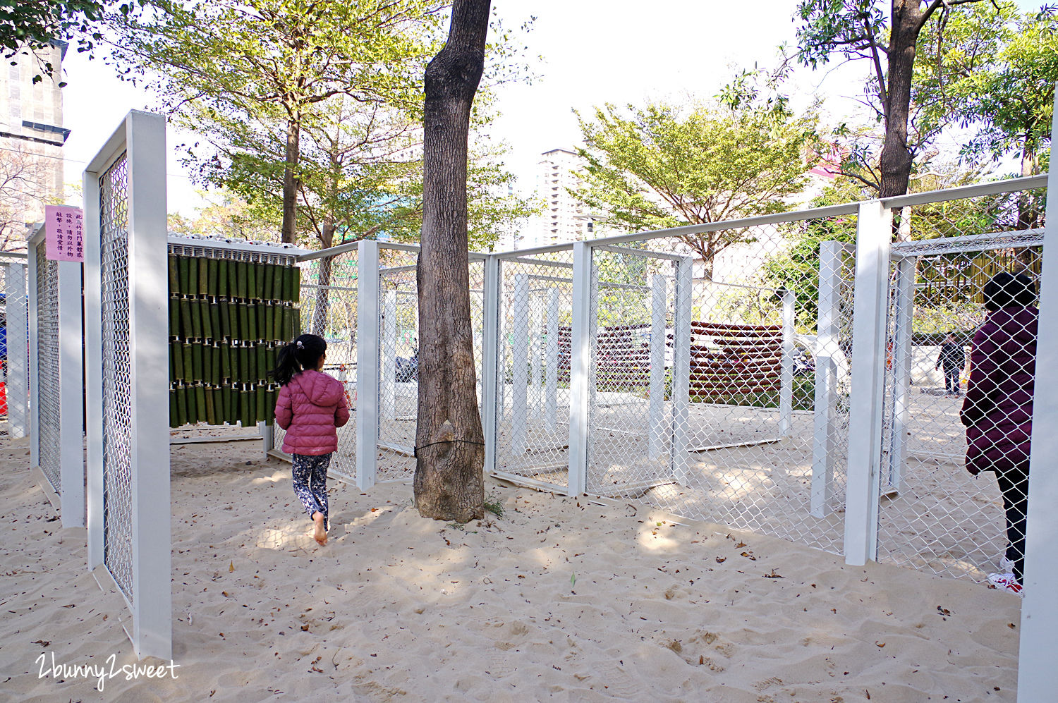 [台中。特色公園] 文心森林公園全新大沙坑木質遊戲區～木珠滑梯、伸縮木樁、搖擺平衡木、超大沙坑…刺激感官、訓練體能、啟發心智的十二感官遊樂設施特別又好玩!!｜親子景點｜免費景點 @兔兒毛毛姊妹花