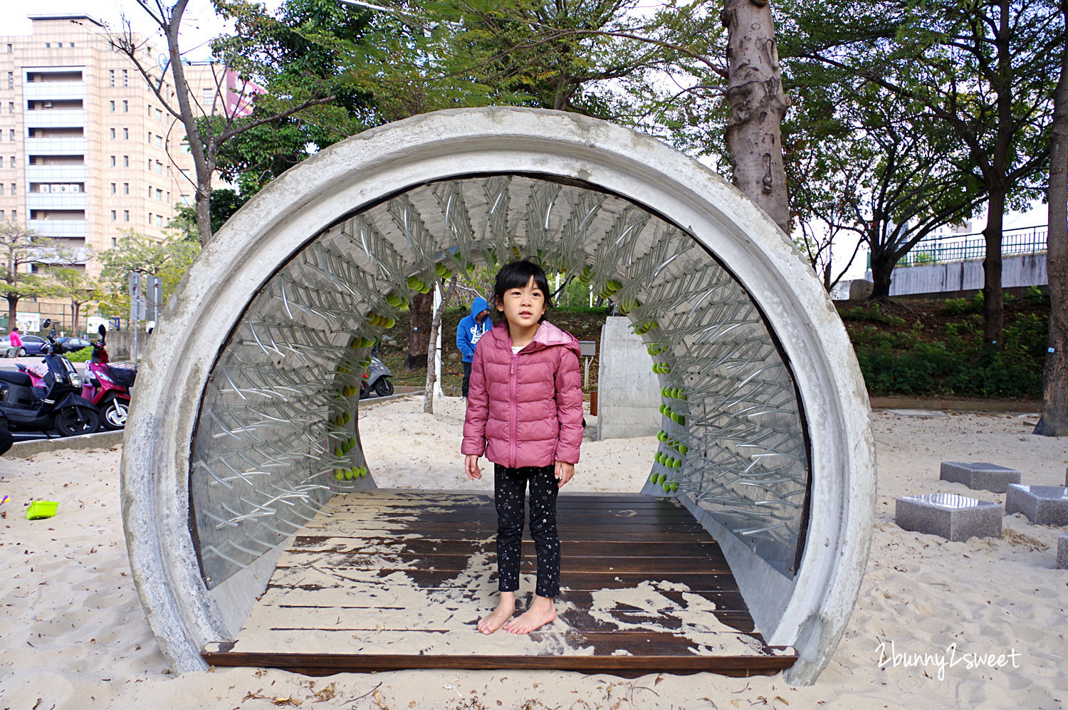 [台中。特色公園] 文心森林公園全新大沙坑木質遊戲區～木珠滑梯、伸縮木樁、搖擺平衡木、超大沙坑…刺激感官、訓練體能、啟發心智的十二感官遊樂設施特別又好玩!!｜親子景點｜免費景點 @兔兒毛毛姊妹花