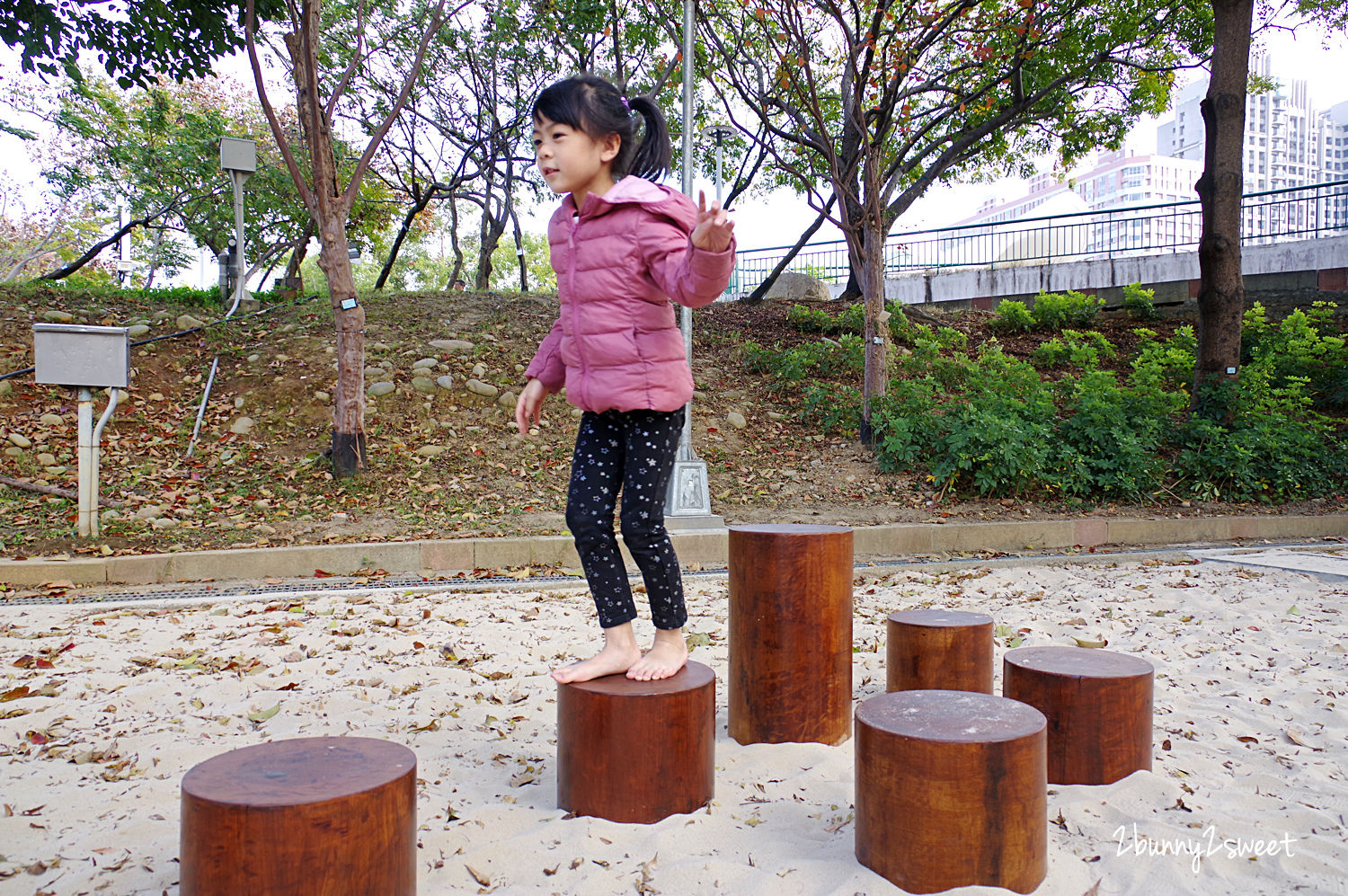 [台中。特色公園] 文心森林公園全新大沙坑木質遊戲區～木珠滑梯、伸縮木樁、搖擺平衡木、超大沙坑…刺激感官、訓練體能、啟發心智的十二感官遊樂設施特別又好玩!!｜親子景點｜免費景點 @兔兒毛毛姊妹花