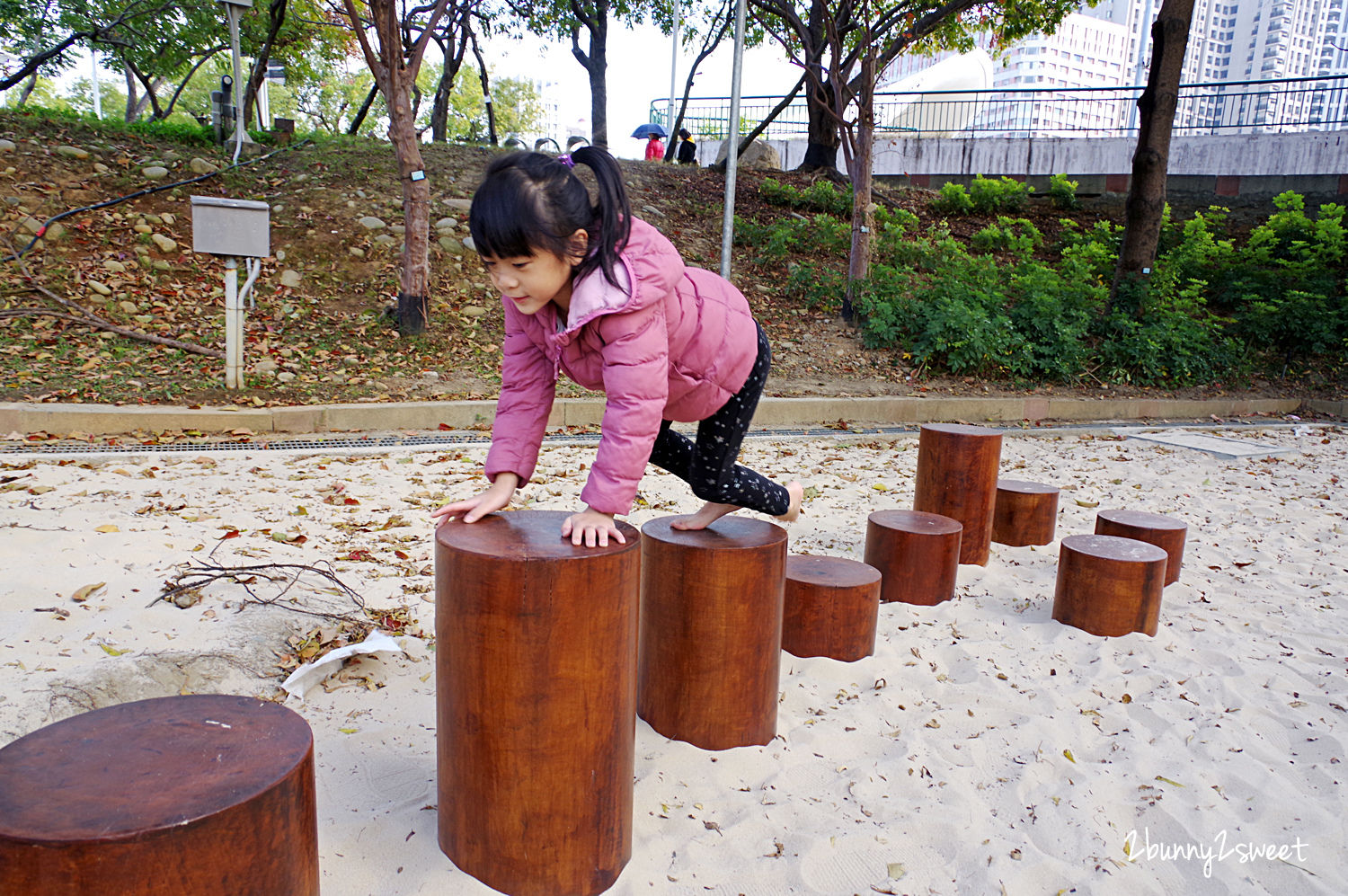 [台中。特色公園] 文心森林公園全新大沙坑木質遊戲區～木珠滑梯、伸縮木樁、搖擺平衡木、超大沙坑…刺激感官、訓練體能、啟發心智的十二感官遊樂設施特別又好玩!!｜親子景點｜免費景點 @兔兒毛毛姊妹花