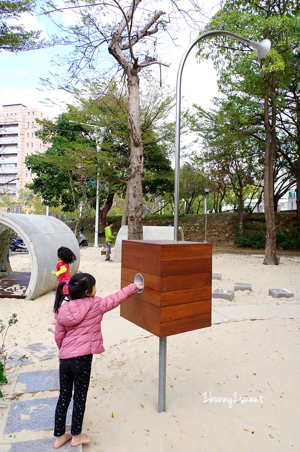 [台中。特色公園] 文心森林公園全新大沙坑木質遊戲區～木珠滑梯、伸縮木樁、搖擺平衡木、超大沙坑…刺激感官、訓練體能、啟發心智的十二感官遊樂設施特別又好玩!!｜親子景點｜免費景點 @兔兒毛毛姊妹花