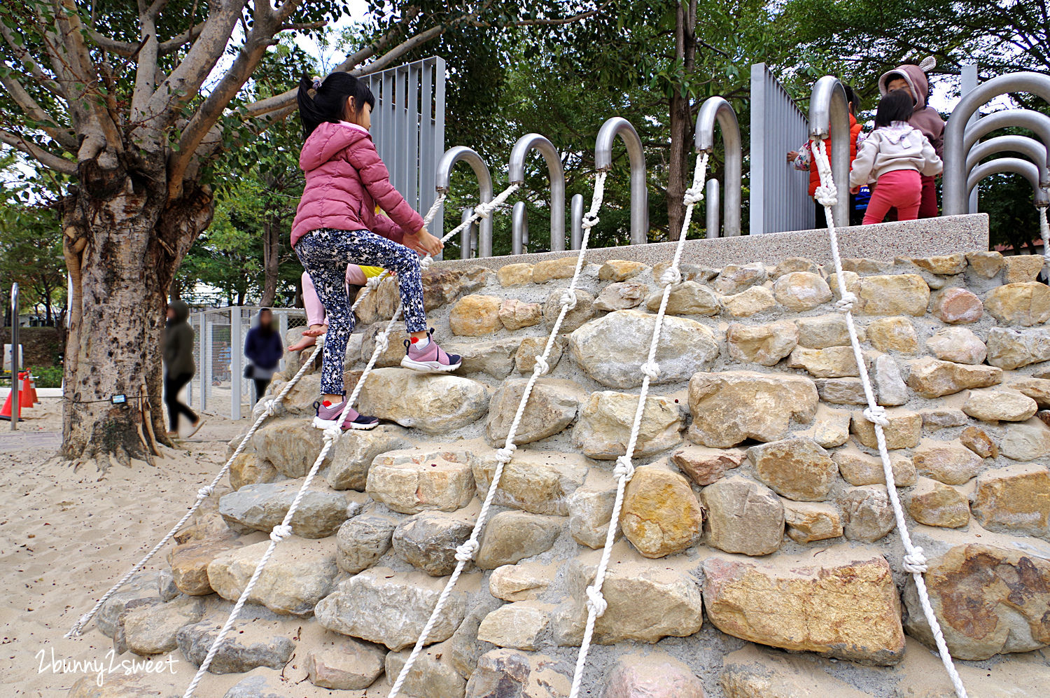 [台中。特色公園] 文心森林公園全新大沙坑木質遊戲區～木珠滑梯、伸縮木樁、搖擺平衡木、超大沙坑…刺激感官、訓練體能、啟發心智的十二感官遊樂設施特別又好玩!!｜親子景點｜免費景點 @兔兒毛毛姊妹花