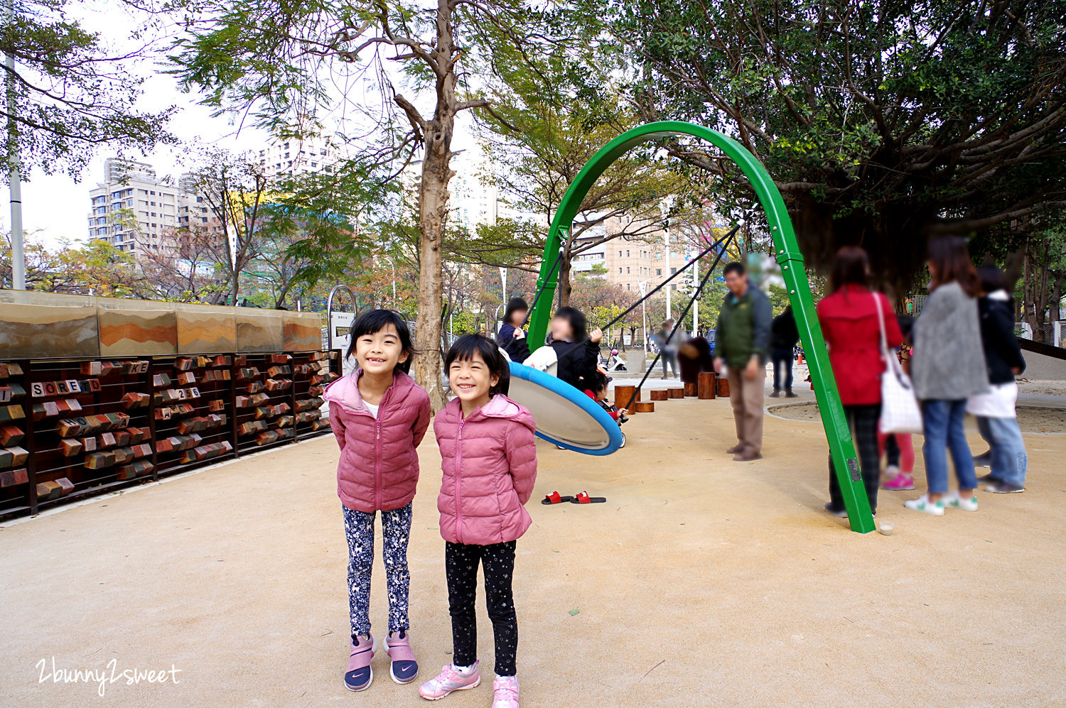 [台中。特色公園] 文心森林公園全新大沙坑木質遊戲區～木珠滑梯、伸縮木樁、搖擺平衡木、超大沙坑…刺激感官、訓練體能、啟發心智的十二感官遊樂設施特別又好玩!!｜親子景點｜免費景點 @兔兒毛毛姊妹花