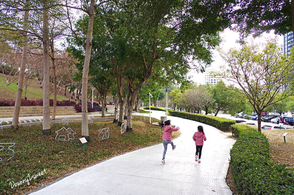 [台中。特色公園] 文心森林公園全新大沙坑木質遊戲區～木珠滑梯、伸縮木樁、搖擺平衡木、超大沙坑…刺激感官、訓練體能、啟發心智的十二感官遊樂設施特別又好玩!!｜親子景點｜免費景點 @兔兒毛毛姊妹花