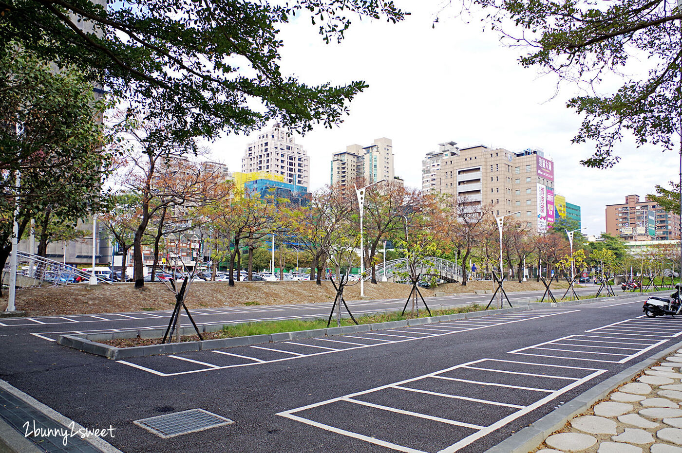 [台中。特色公園] 文心森林公園全新大沙坑木質遊戲區～木珠滑梯、伸縮木樁、搖擺平衡木、超大沙坑…刺激感官、訓練體能、啟發心智的十二感官遊樂設施特別又好玩!!｜親子景點｜免費景點 @兔兒毛毛姊妹花