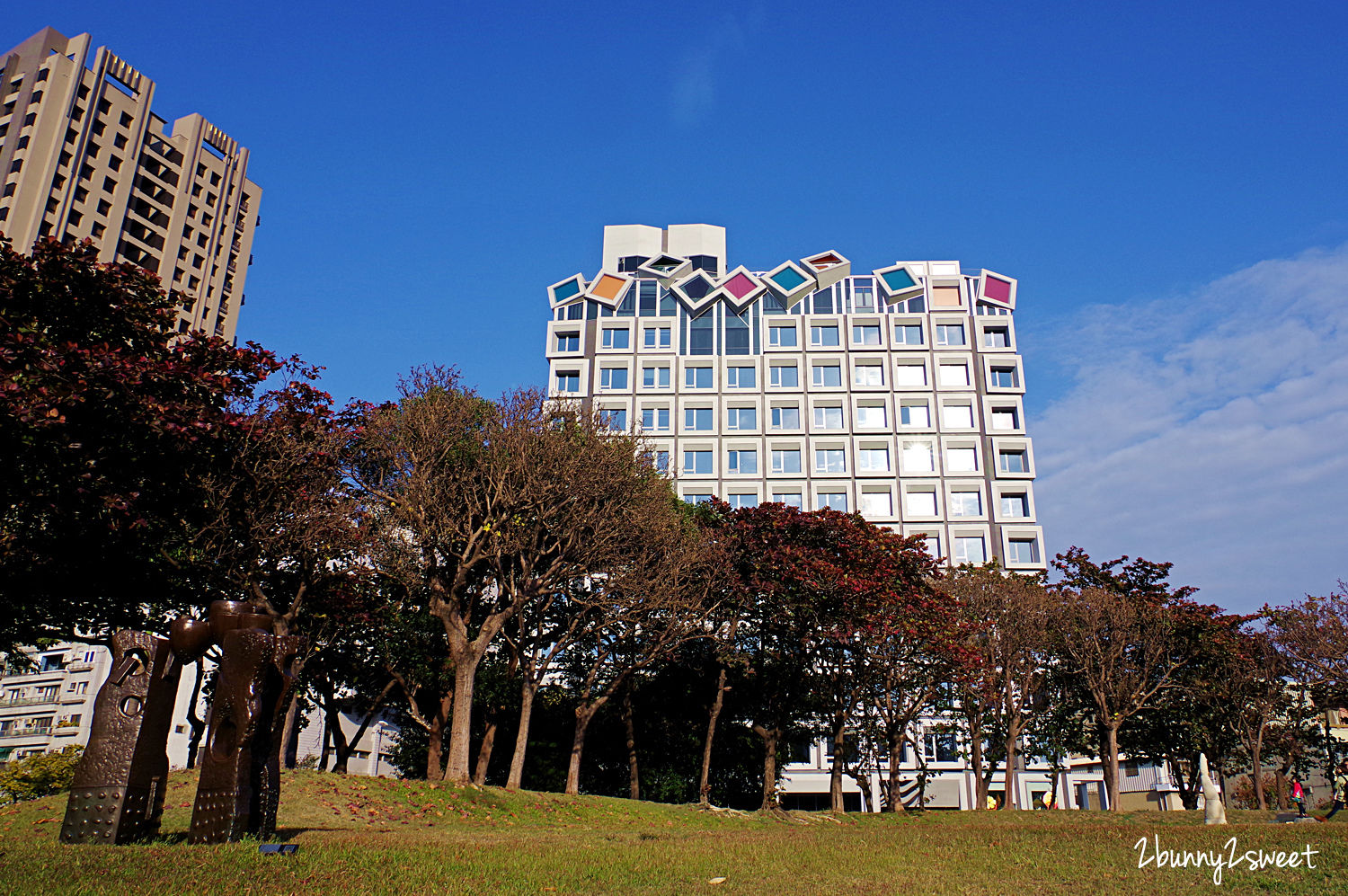 台中住宿推薦》台中大毅老爺行旅 The Place Taichung~不只住在美術館旁，更是直接住進藝廊。12樓星遊套房的菱形景觀方窗讓都市景觀變成一幅畫~台中國美館旁IG打卡設計旅店 @兔兒毛毛姊妹花