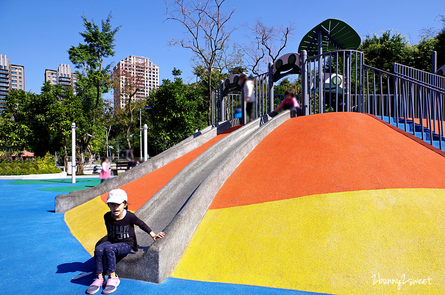 台北特色公園》象山公園 (中強公園) 樹蛙歷險記兒童遊戲場～X 型和蜘蛛攀爬網x山丘攀岩溜滑梯x瘋狂震盪搖滾盤x親子同樂T字鞦韆～信義區免費遛小孩好去處｜免費景點｜捷運淡水信義線｜捷運象山站 @兔兒毛毛姊妹花