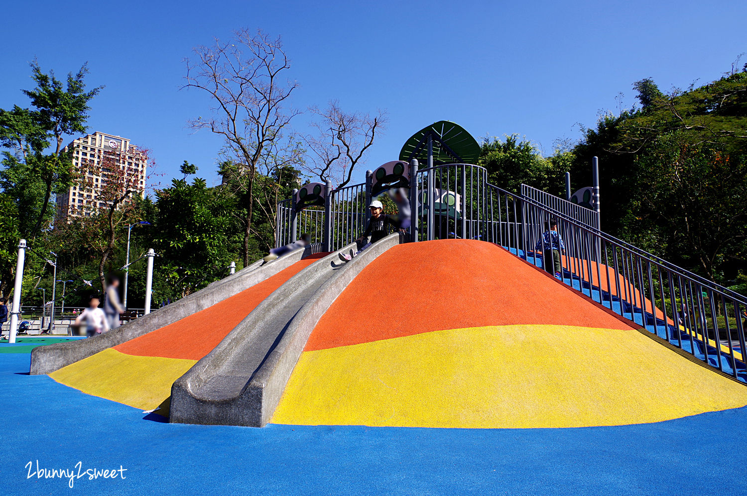 台北特色公園》象山公園 (中強公園) 樹蛙歷險記兒童遊戲場～X 型和蜘蛛攀爬網x山丘攀岩溜滑梯x瘋狂震盪搖滾盤x親子同樂T字鞦韆～信義區免費遛小孩好去處｜免費景點｜捷運淡水信義線｜捷運象山站 @兔兒毛毛姊妹花