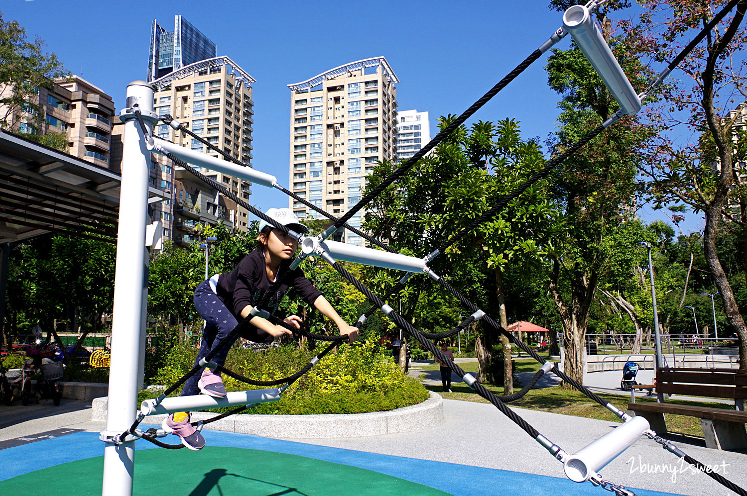 台北特色公園》象山公園 (中強公園) 樹蛙歷險記兒童遊戲場～X 型和蜘蛛攀爬網x山丘攀岩溜滑梯x瘋狂震盪搖滾盤x親子同樂T字鞦韆～信義區免費遛小孩好去處｜免費景點｜捷運淡水信義線｜捷運象山站 @兔兒毛毛姊妹花