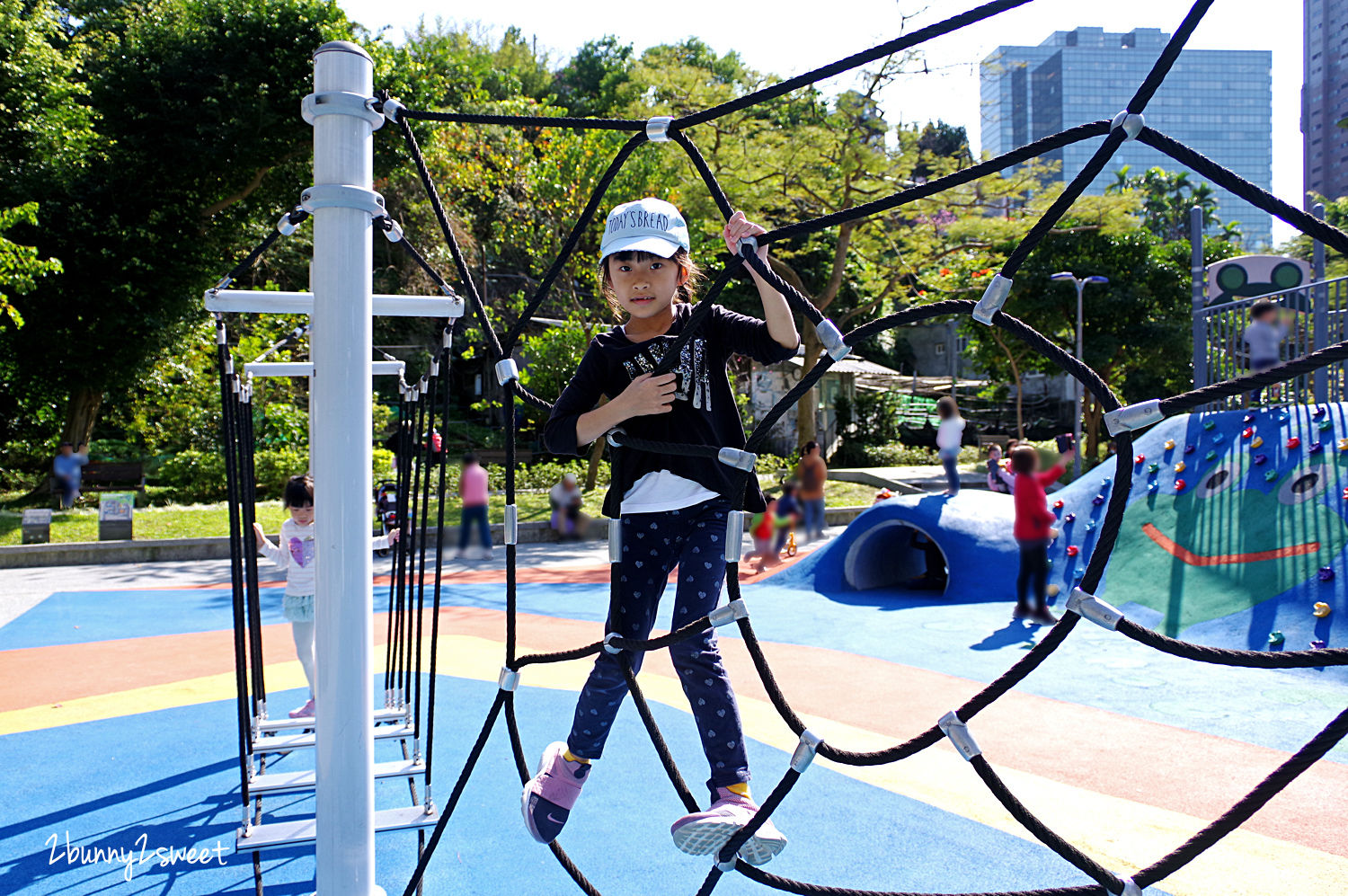 台北特色公園》象山公園 (中強公園) 樹蛙歷險記兒童遊戲場～X 型和蜘蛛攀爬網x山丘攀岩溜滑梯x瘋狂震盪搖滾盤x親子同樂T字鞦韆～信義區免費遛小孩好去處｜免費景點｜捷運淡水信義線｜捷運象山站 @兔兒毛毛姊妹花