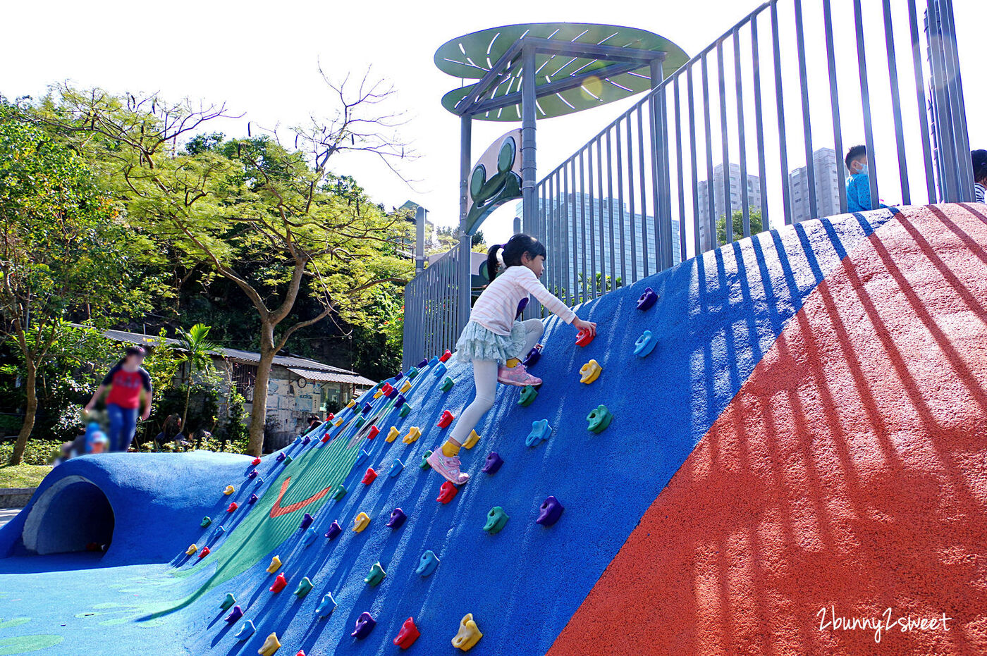 台北特色公園》象山公園 (中強公園) 樹蛙歷險記兒童遊戲場～X 型和蜘蛛攀爬網x山丘攀岩溜滑梯x瘋狂震盪搖滾盤x親子同樂T字鞦韆～信義區免費遛小孩好去處｜免費景點｜捷運淡水信義線｜捷運象山站 @兔兒毛毛姊妹花