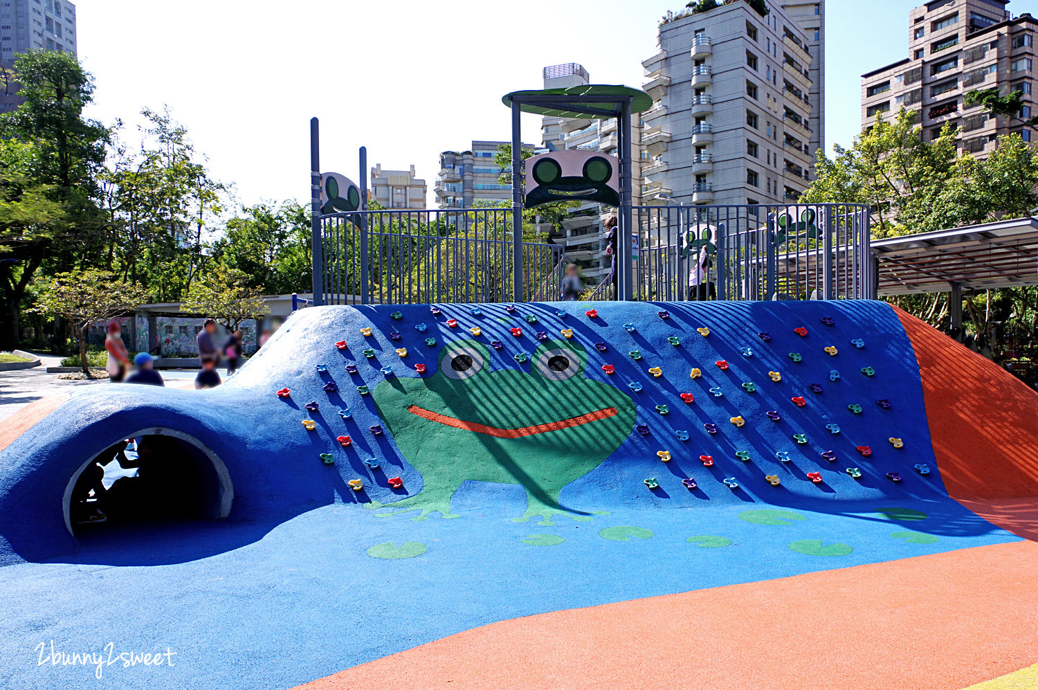 台北特色公園》象山公園 (中強公園) 樹蛙歷險記兒童遊戲場～X 型和蜘蛛攀爬網x山丘攀岩溜滑梯x瘋狂震盪搖滾盤x親子同樂T字鞦韆～信義區免費遛小孩好去處｜免費景點｜捷運淡水信義線｜捷運象山站 @兔兒毛毛姊妹花