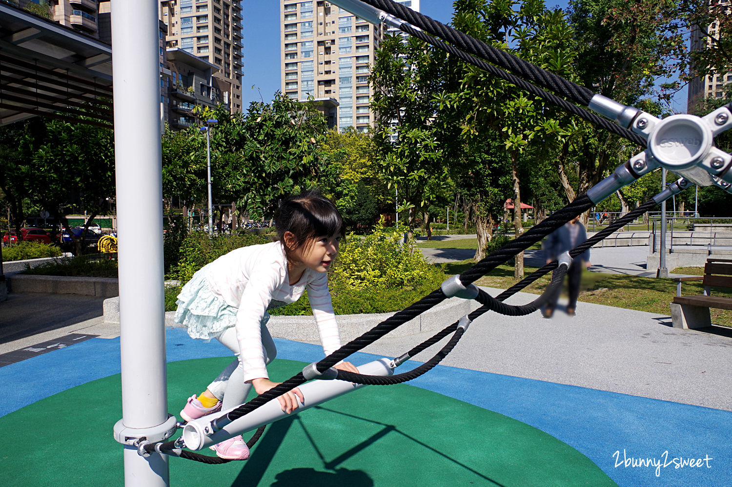 台北特色公園》象山公園 (中強公園) 樹蛙歷險記兒童遊戲場～X 型和蜘蛛攀爬網x山丘攀岩溜滑梯x瘋狂震盪搖滾盤x親子同樂T字鞦韆～信義區免費遛小孩好去處｜免費景點｜捷運淡水信義線｜捷運象山站 @兔兒毛毛姊妹花