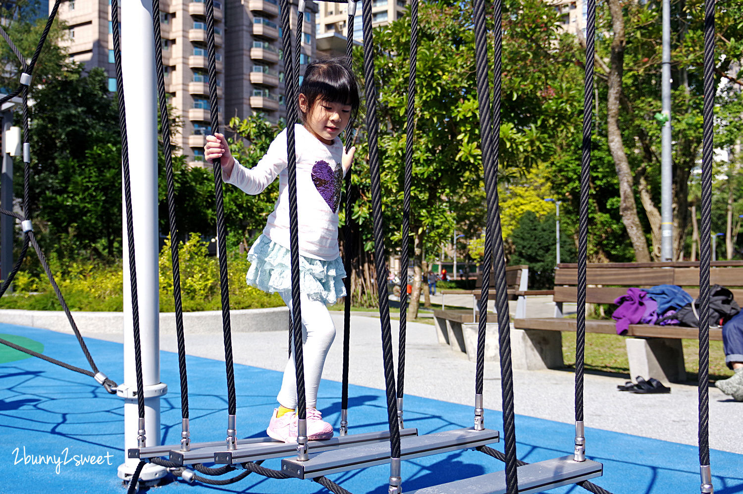 台北特色公園》象山公園 (中強公園) 樹蛙歷險記兒童遊戲場～X 型和蜘蛛攀爬網x山丘攀岩溜滑梯x瘋狂震盪搖滾盤x親子同樂T字鞦韆～信義區免費遛小孩好去處｜免費景點｜捷運淡水信義線｜捷運象山站 @兔兒毛毛姊妹花