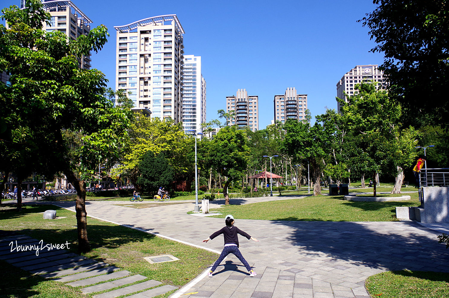 台北特色公園》象山公園 (中強公園) 樹蛙歷險記兒童遊戲場～X 型和蜘蛛攀爬網x山丘攀岩溜滑梯x瘋狂震盪搖滾盤x親子同樂T字鞦韆～信義區免費遛小孩好去處｜免費景點｜捷運淡水信義線｜捷運象山站 @兔兒毛毛姊妹花