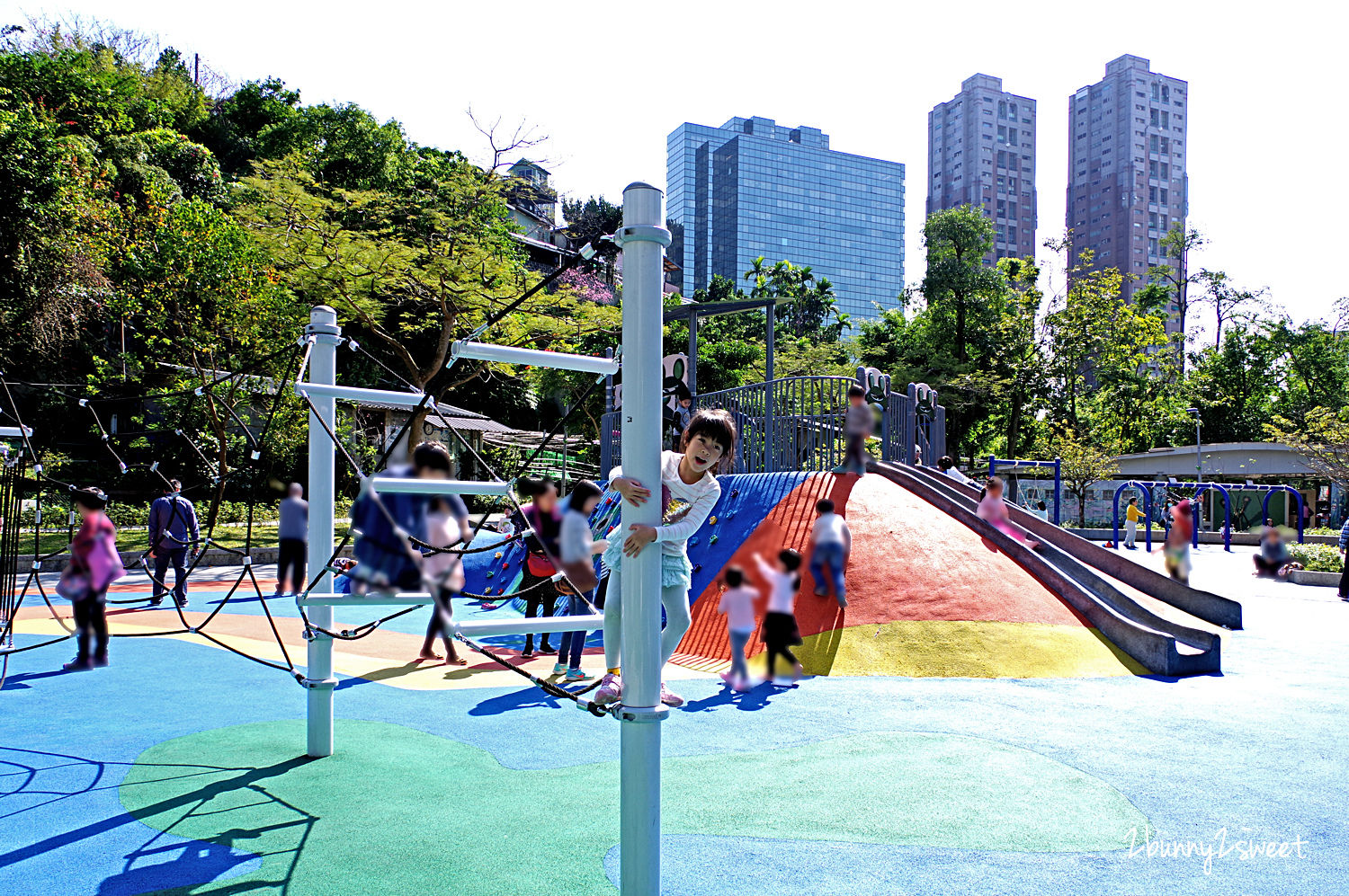 台北特色公園》象山公園 (中強公園) 樹蛙歷險記兒童遊戲場～X 型和蜘蛛攀爬網x山丘攀岩溜滑梯x瘋狂震盪搖滾盤x親子同樂T字鞦韆～信義區免費遛小孩好去處｜免費景點｜捷運淡水信義線｜捷運象山站 @兔兒毛毛姊妹花