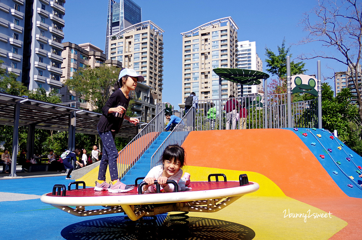 台北特色公園》象山公園 (中強公園) 樹蛙歷險記兒童遊戲場～X 型和蜘蛛攀爬網x山丘攀岩溜滑梯x瘋狂震盪搖滾盤x親子同樂T字鞦韆～信義區免費遛小孩好去處｜免費景點｜捷運淡水信義線｜捷運象山站 @兔兒毛毛姊妹花