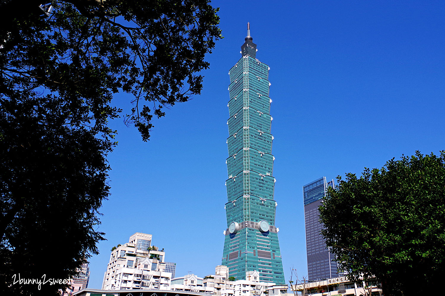 [台北。特色公園] 眷村文化公園｜景新公園～假草坪 x 旋轉盤 x 溜滑梯～四四南村 (信義公民會館) 旁小而美的共融遊戲場｜信義區免費景點｜捷運淡水信義線｜捷運台北101/世貿站 @兔兒毛毛姊妹花