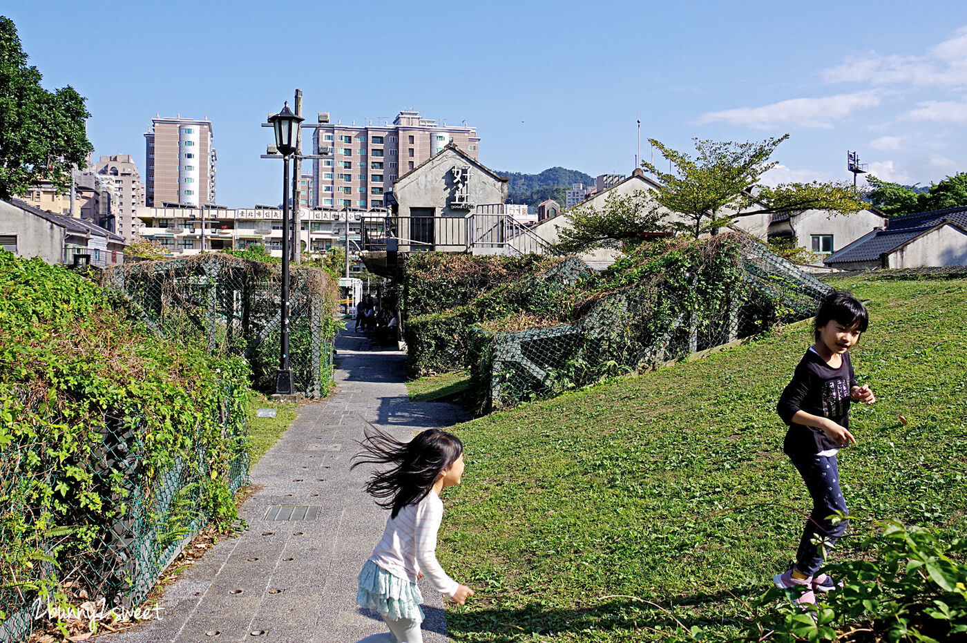 [台北。特色公園] 眷村文化公園｜景新公園～假草坪 x 旋轉盤 x 溜滑梯～四四南村 (信義公民會館) 旁小而美的共融遊戲場｜信義區免費景點｜捷運淡水信義線｜捷運台北101/世貿站 @兔兒毛毛姊妹花