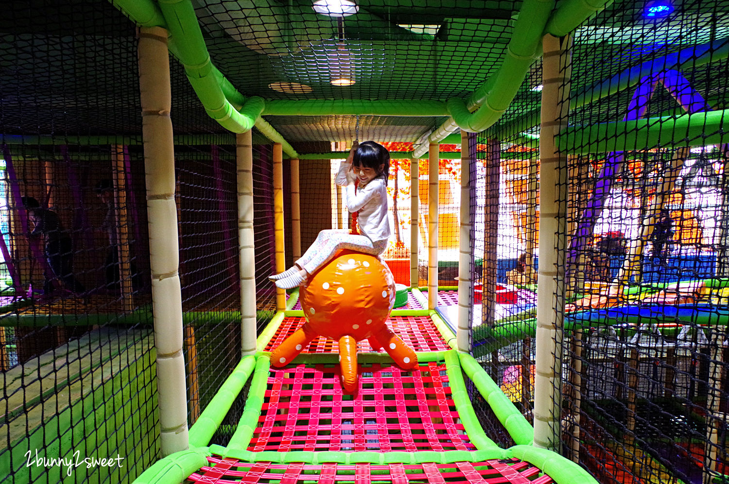 [台北。室內樂園] 爬爬客 PaPark 親子樂園 ATT 台北大直店～垂直狂飆魔鬼大滑梯 x 仰躺墜落蜘蛛繩網 x 幼兒遊戲區 &#038; 家長休息區～大直 ATT 4 Recharge 8 樓超放電攀爬繩網迷宮｜室內景點｜雨天景點｜捷運文湖線｜捷運劍南路站 @兔兒毛毛姊妹花