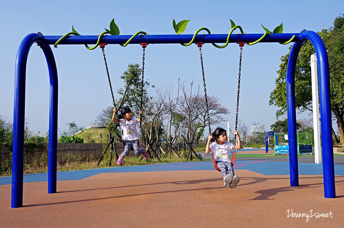 新北特色公園》中和員山公園遊逸之丘～滑草坡道 x 城堡溜索 x 超大沙坑 x 超嗨旋轉盤 x 攀爬繩網隧道 x 20米超長彩虹滑梯～超美超好玩的大型共融遊樂場～新北市中和區免費景點 @兔兒毛毛姊妹花