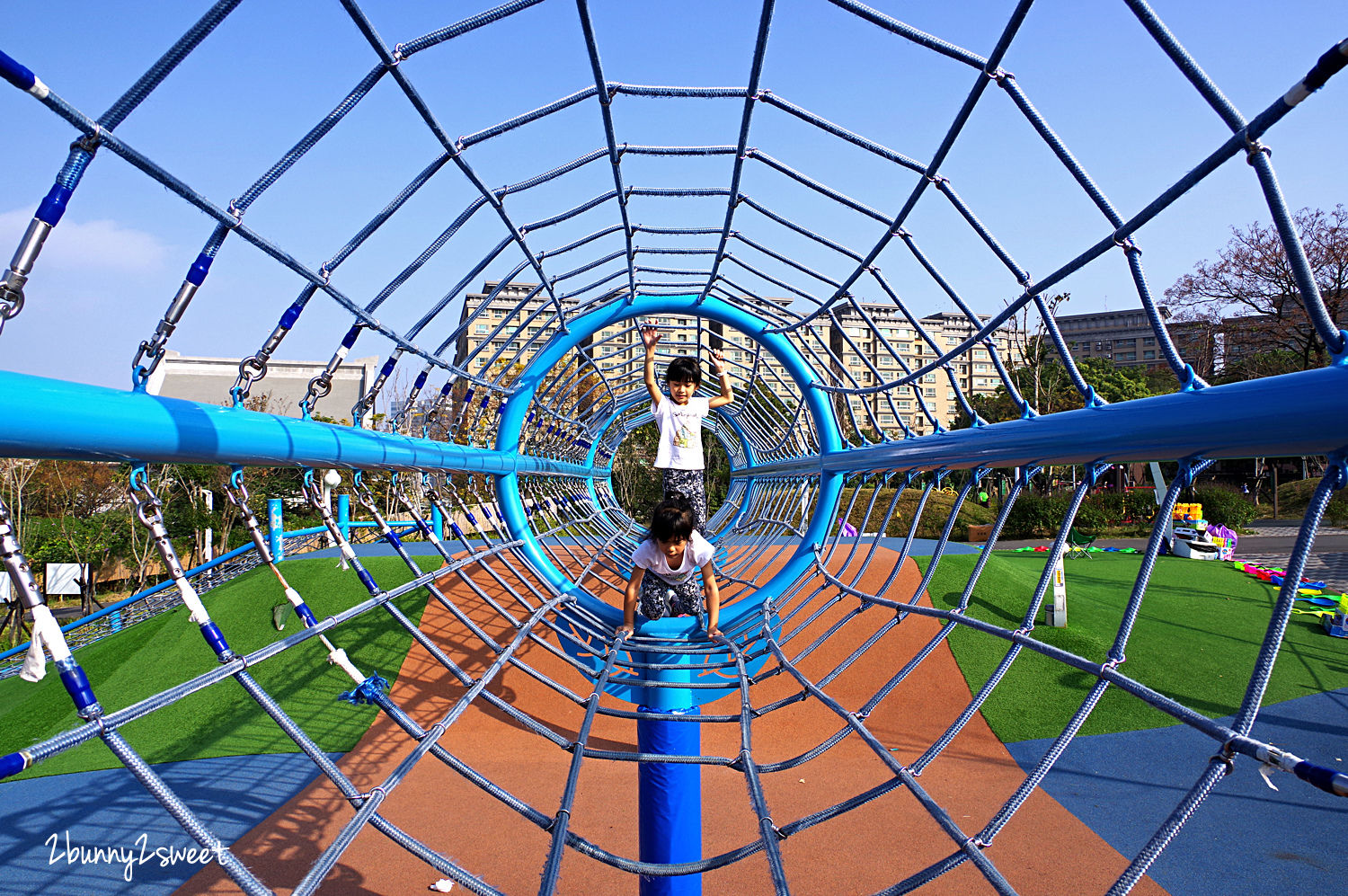 新北特色公園》中和員山公園遊逸之丘～滑草坡道 x 城堡溜索 x 超大沙坑 x 超嗨旋轉盤 x 攀爬繩網隧道 x 20米超長彩虹滑梯～超美超好玩的大型共融遊樂場～新北市中和區免費景點 @兔兒毛毛姊妹花