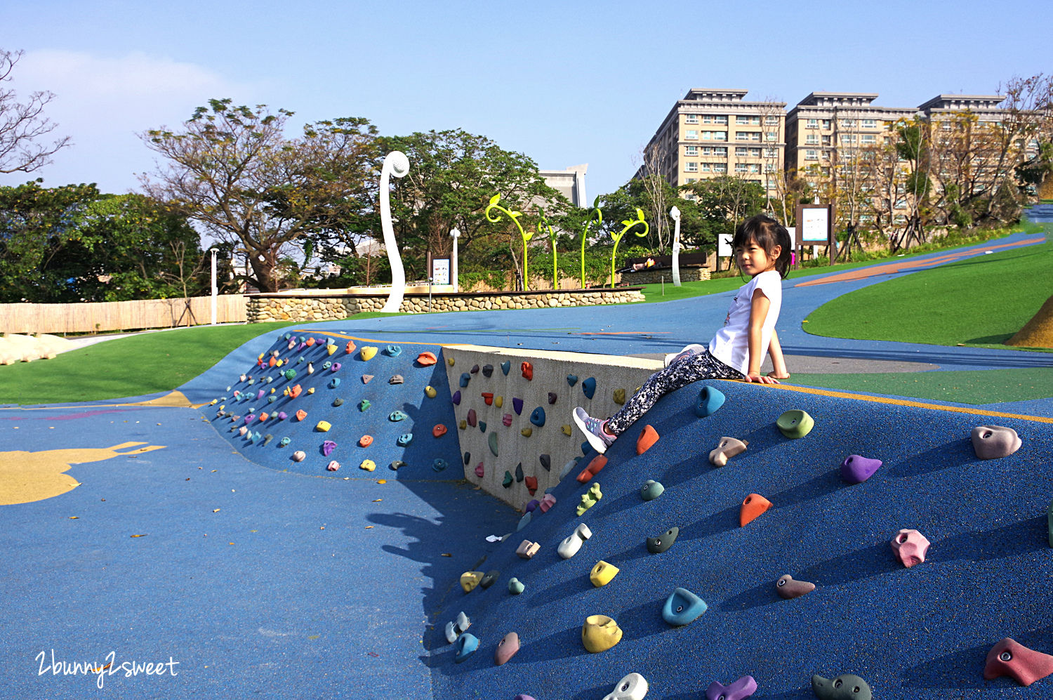 新北特色公園》中和員山公園遊逸之丘～滑草坡道 x 城堡溜索 x 超大沙坑 x 超嗨旋轉盤 x 攀爬繩網隧道 x 20米超長彩虹滑梯～超美超好玩的大型共融遊樂場～新北市中和區免費景點 @兔兒毛毛姊妹花