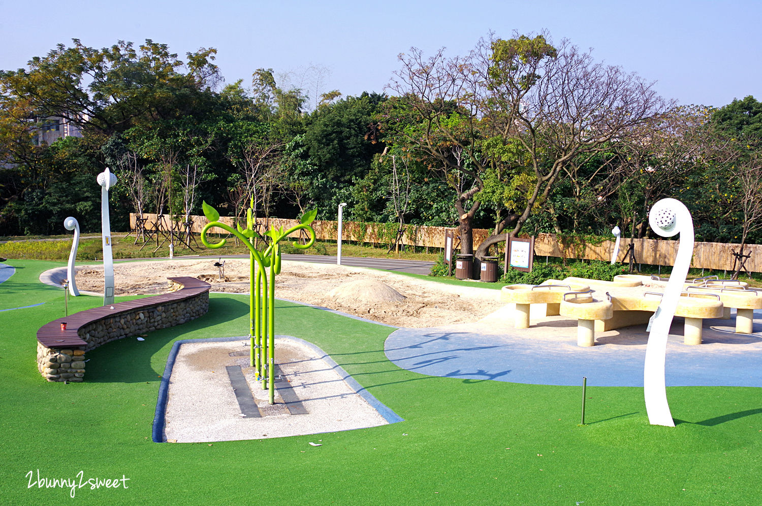 新北特色公園》中和員山公園遊逸之丘～滑草坡道 x 城堡溜索 x 超大沙坑 x 超嗨旋轉盤 x 攀爬繩網隧道 x 20米超長彩虹滑梯～超美超好玩的大型共融遊樂場～新北市中和區免費景點 @兔兒毛毛姊妹花