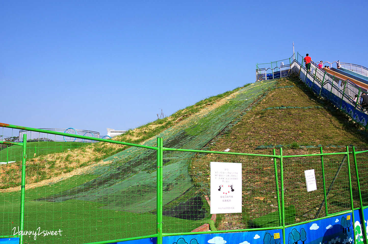 新北特色公園》中和員山公園遊逸之丘～滑草坡道 x 城堡溜索 x 超大沙坑 x 超嗨旋轉盤 x 攀爬繩網隧道 x 20米超長彩虹滑梯～超美超好玩的大型共融遊樂場～新北市中和區免費景點 @兔兒毛毛姊妹花