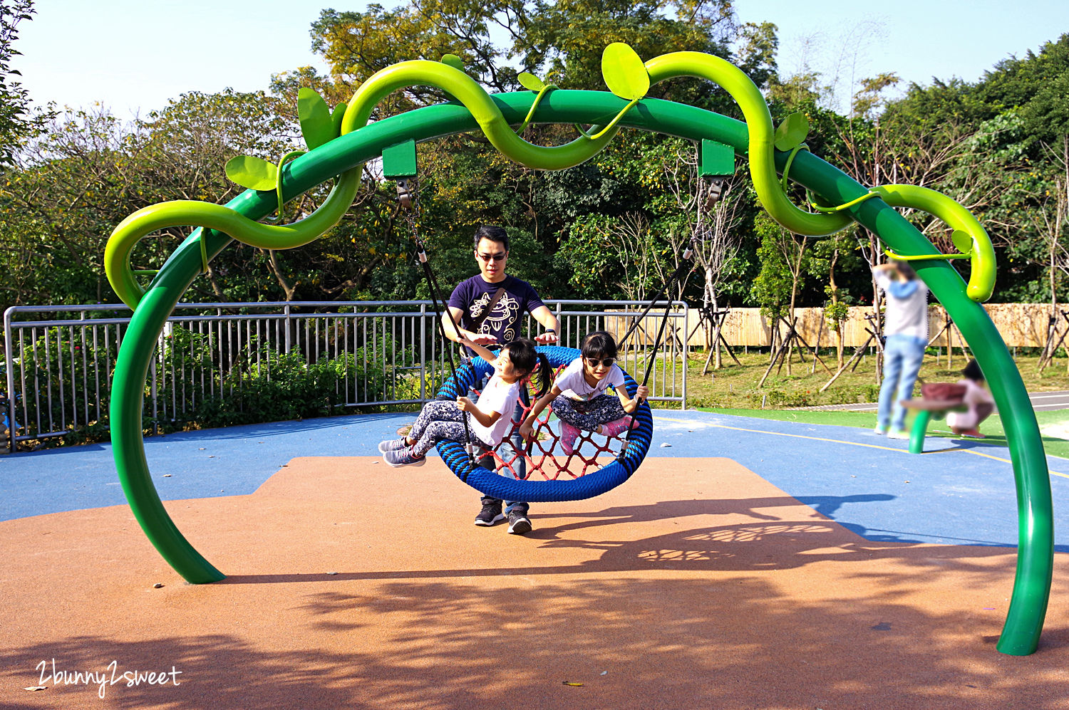 新北特色公園》中和員山公園遊逸之丘～滑草坡道 x 城堡溜索 x 超大沙坑 x 超嗨旋轉盤 x 攀爬繩網隧道 x 20米超長彩虹滑梯～超美超好玩的大型共融遊樂場～新北市中和區免費景點 @兔兒毛毛姊妹花