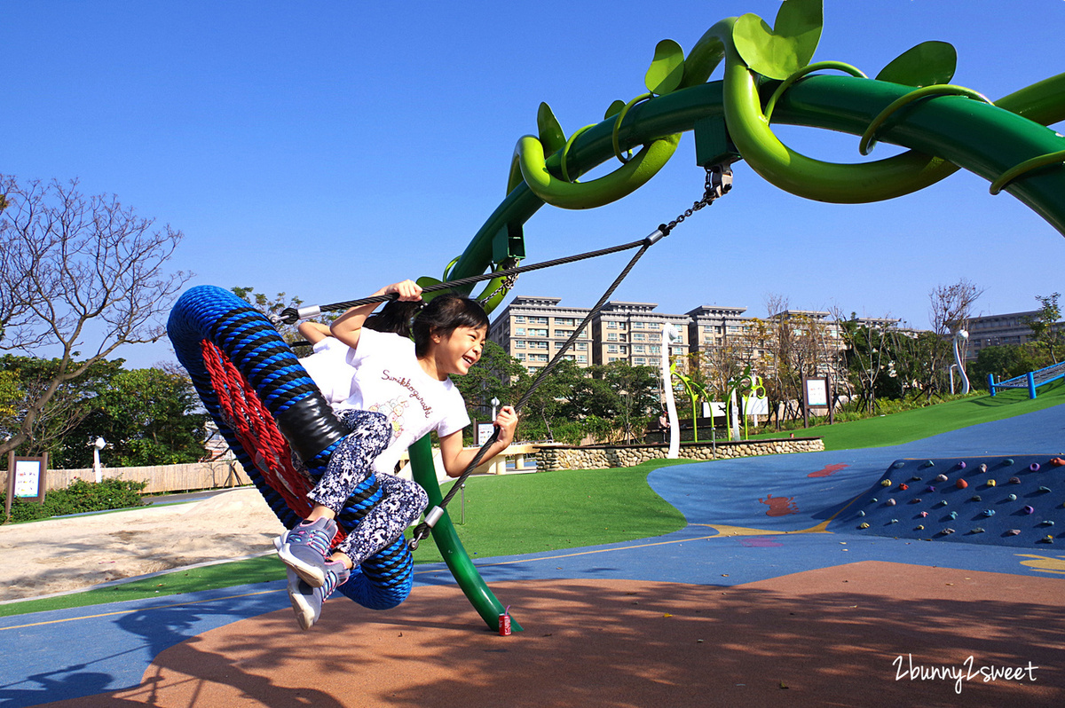 新北特色公園》中和員山公園遊逸之丘～滑草坡道 x 城堡溜索 x 超大沙坑 x 超嗨旋轉盤 x 攀爬繩網隧道 x 20米超長彩虹滑梯～超美超好玩的大型共融遊樂場～新北市中和區免費景點 @兔兒毛毛姊妹花