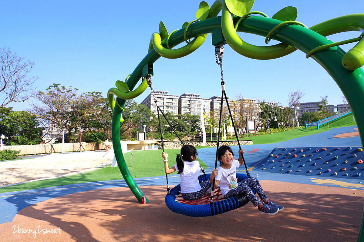 新北特色公園》中和員山公園遊逸之丘～滑草坡道 x 城堡溜索 x 超大沙坑 x 超嗨旋轉盤 x 攀爬繩網隧道 x 20米超長彩虹滑梯～超美超好玩的大型共融遊樂場～新北市中和區免費景點 @兔兒毛毛姊妹花