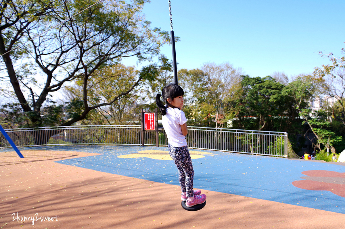 新北特色公園》中和員山公園遊逸之丘～滑草坡道 x 城堡溜索 x 超大沙坑 x 超嗨旋轉盤 x 攀爬繩網隧道 x 20米超長彩虹滑梯～超美超好玩的大型共融遊樂場～新北市中和區免費景點 @兔兒毛毛姊妹花